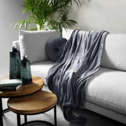 Dutch Decor Plaid Harvey - 150x200cm - Charcoal Gray -Woondecoratie Winkel dutch decor plaid harvey 150x200cm charcoal gray polyester 3 1