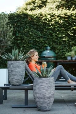 Capi Bloempot Nature Elegant Rib NL - D34 X H46cm - Antraciet -Woondecoratie Winkel vaas elegant laag rib nl 36x47 antraciet bloempot 7 8